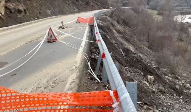 Bllokimi i aksit Librazhd-Prrenjas! ARRSH orienton drejtuesit e automjeteve