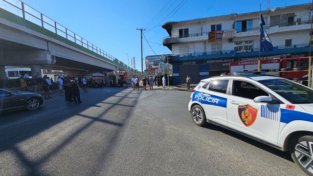 Përfshihet nga flakët një gomisteri në Shkozet të