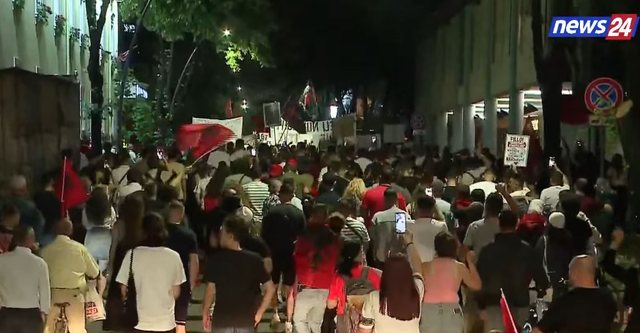 Marshimi n&euml; rrug&euml;t e Tiran&euml;s, protestuesit te Ministria e