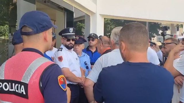The situation in front of the Municipality of Saranda is tense, taxi drivers