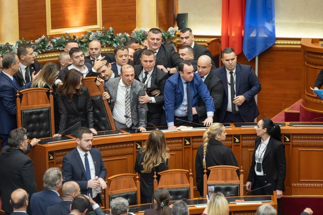 FOTO-LAJM/ Uj&euml;, flakadan&euml; dhe p&euml;rplasje t&euml; dhunshme...