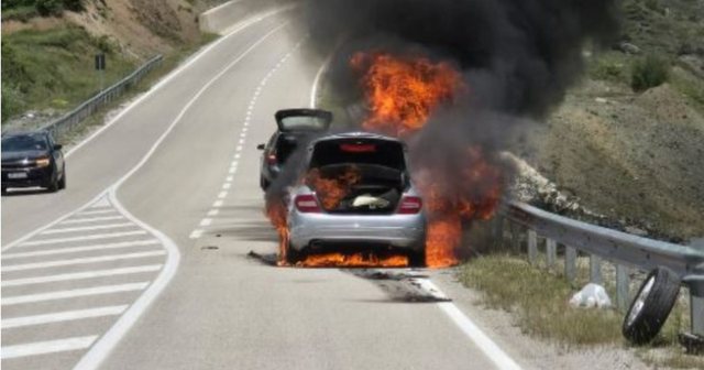 Përfshihet nga flakët automjeti në aksin