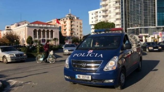 Detaje/ I vihet tritol makinës së efektivit të policisë