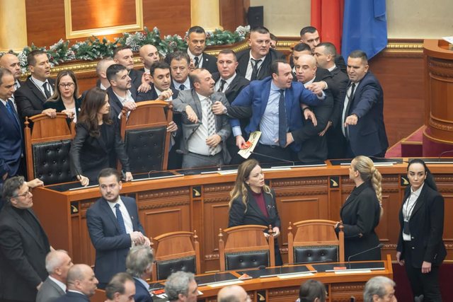 FOTO-LAJM/ Uj&euml;, flakadan&euml; dhe p&euml;rplasje t&euml; dhunshme...