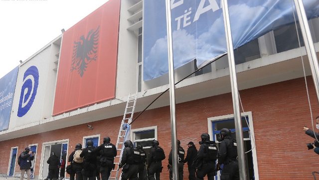 Nga Flamujt Sovranistë te Dollarët për “Non