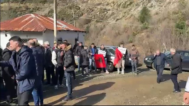 Banorët e 3 fshatrave në protestë kundër HEC-eve në