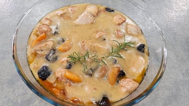 Mish derri n&euml; furr&euml; me portokall, konjak dhe fruta t&euml; thata