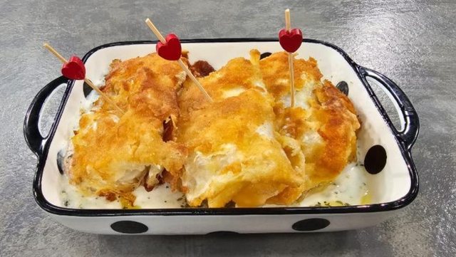 Gjethe lakre t&euml; skuqura mbushur me djath&euml;