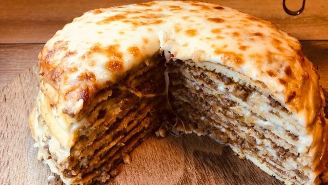 Crepes with minced meat and b&eacute;chamel in the oven