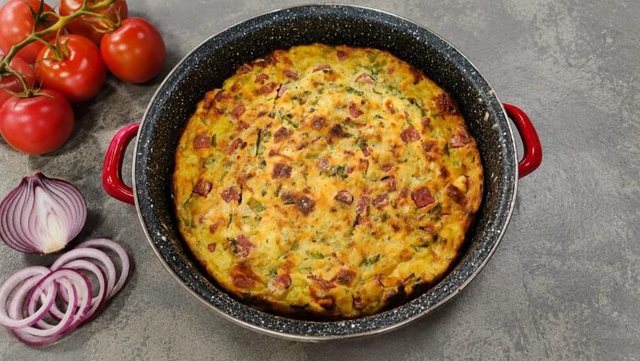 Pite pa petë me patate, proshutë, djathë dhe speca