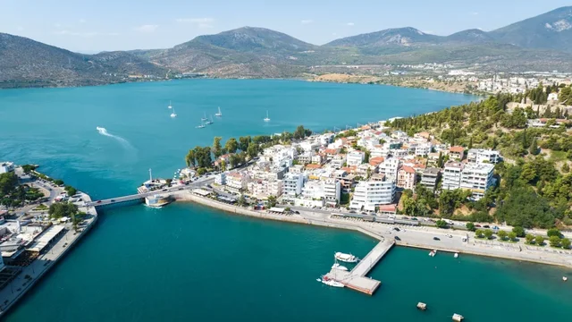 L&euml;kundje t&euml; forta n&euml; Athin&euml;, dy t&euml;rmete nj&euml;ri pas