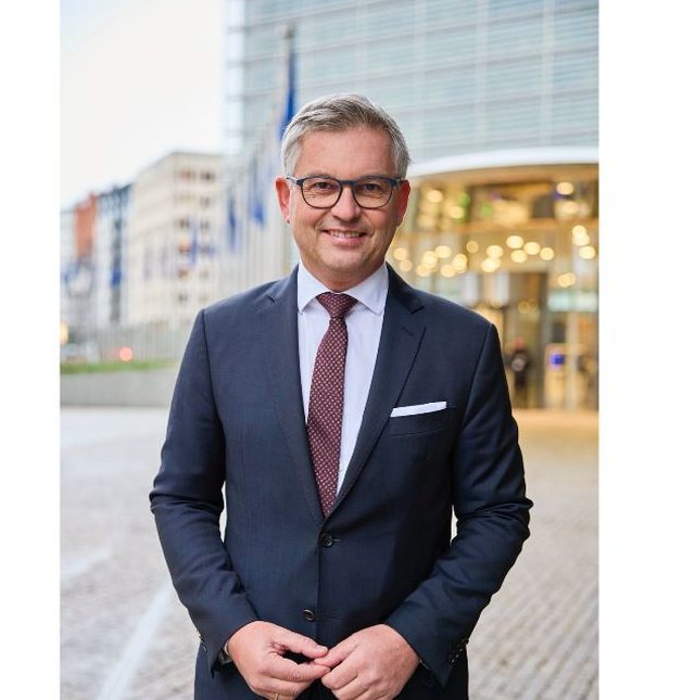 Komisioneri i KE p&euml;r vizit&euml;n n&euml; Shqip&euml;ri: Reforma n&euml;