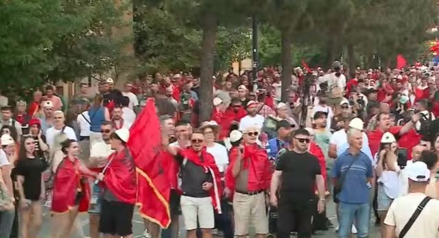 Protesta e 22-të në Tiranë, nis marshimi nga sheshi