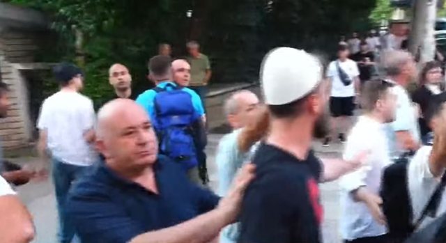 VIDEO/ Clashes in front of the DP headquarters, Democratic supporters clash with