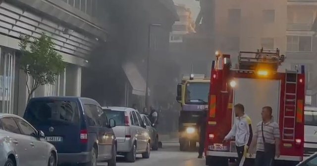 Përfshihet nga flakët garazhi në një pallat në