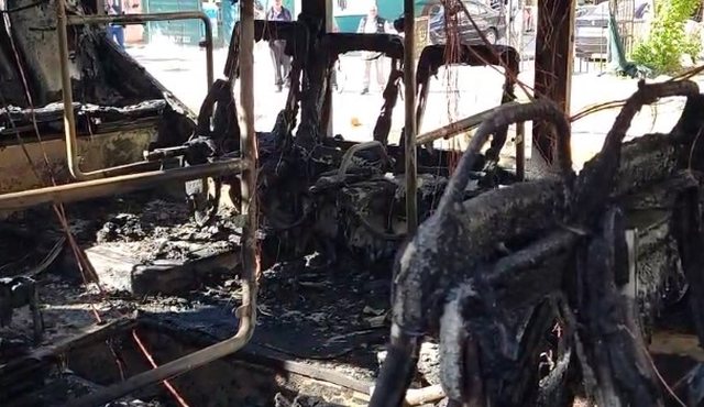 Përfshihet nga flakët një autobus në Durrës