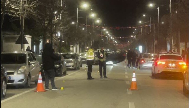 Aksident n&euml; Kavaj&euml;/ Shoferi humbet v&euml;mendjen dhe p&euml;rplaset