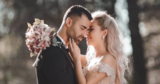 Erik Lloshi s&euml; shpejti baba? Bashk&euml;shortja: 14 shkurti na gjen me