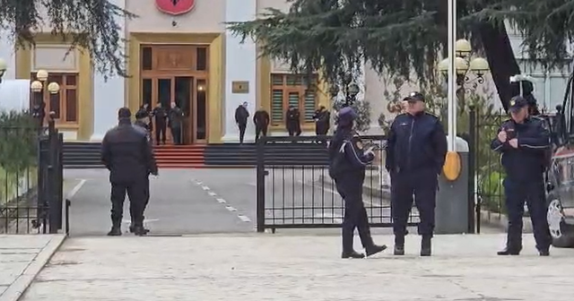 Pak or&euml; para protest&euml;s, policia &ldquo;blindon&rdquo; Kuvendin!