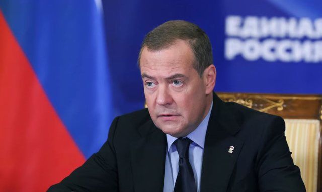 “Gjel francez pa tru”/ Medvedev për Macronin: Zog i ngjirur dhe