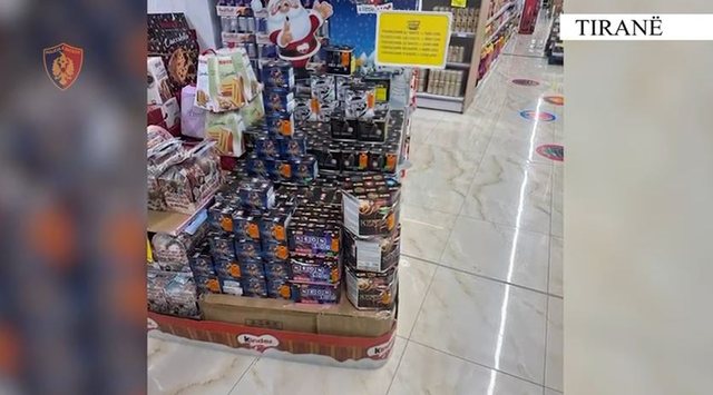 Tregtonin fishekzjarre, arrestohen tre pronar&euml; marketesh. Policia apel