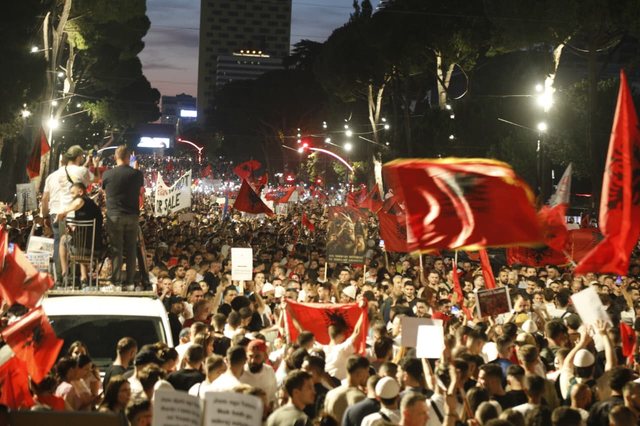 “E gjitha bota me sytë nga ju”/ Protestat për