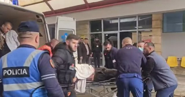Vrau nj&euml; polic dhe plagosi nj&euml; tjet&euml;r n&euml; Kor&ccedil;&euml;,
