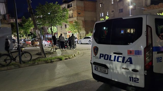 Plagosje me thikë në Durrës, policia në vendin e ngjarjes