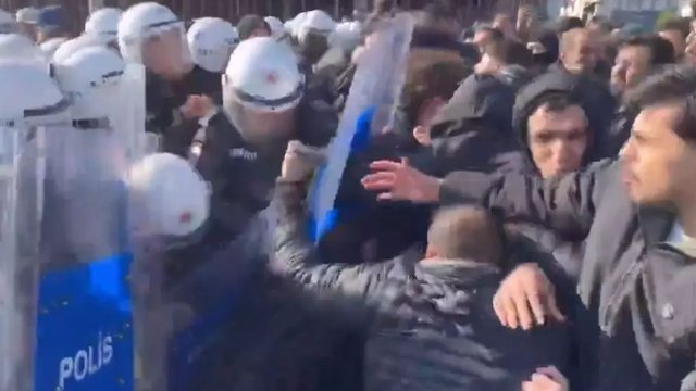 VIDEO/ Incidente n&euml; kufirin Turqi-Siri, p&euml;rleshje t&euml; dhunshme mes