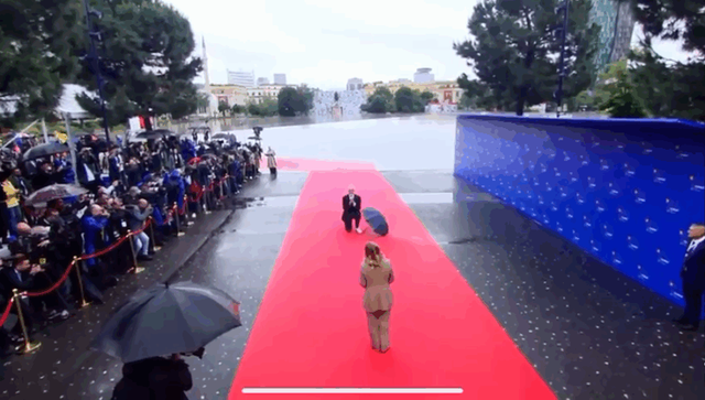 VIDEO/ Meloni ''pret” momentin kur Rama i gjunjëzohet