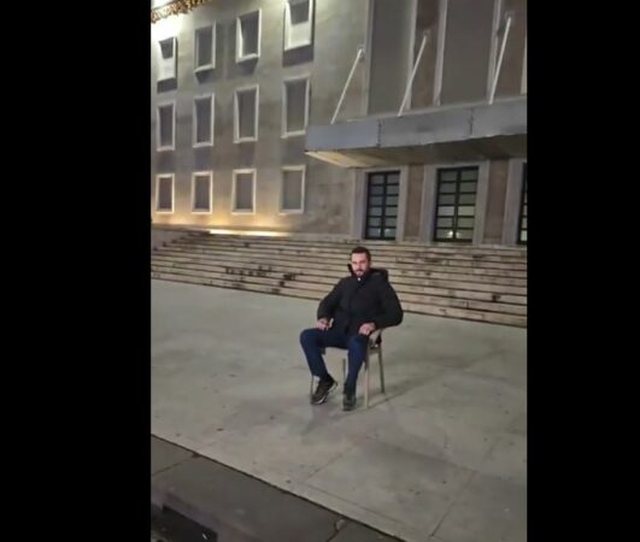 Lapaj nis protestën i vetëm para Kryeministrisë: Rama po sulmon