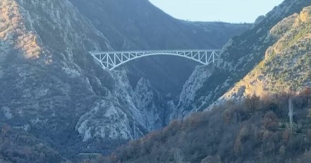 E rëndë! Nipi i Nehat Kullës ndalon makinën pranë