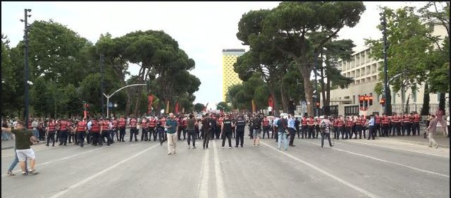 &ldquo;Dor&euml;heqje!&rdquo;/ Protestuesit marshojn&euml; drejt
