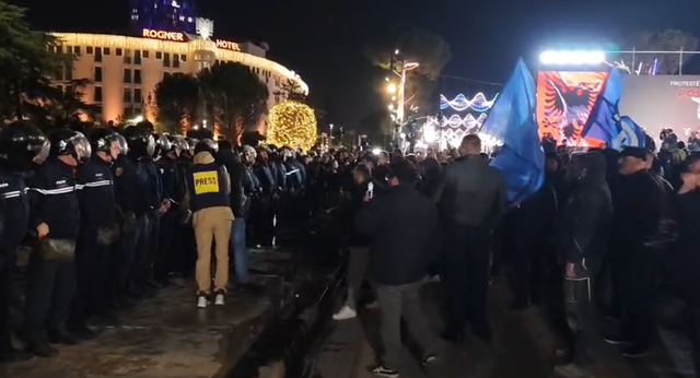 Protesta e opozit&euml;s, 10 t&euml; shoq&euml;ruar n&euml; komisariat