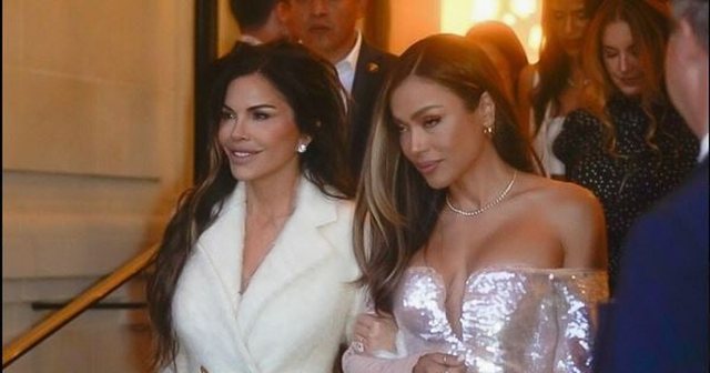 Lauren Sanchez tërheq vëmendjen me pamjen e saj në festën e