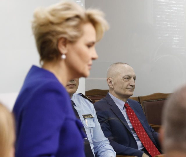 Ndërhynë pa leje gjatë seancës, gjobiten Monika Kryemadhi
