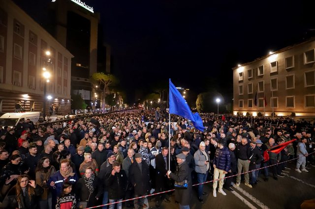 Protesta e opozit&euml;s, Meta thirrje nga burgu: Tregojani vendin
