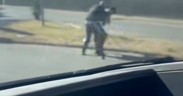 Publikohen pamjet: Momenti kur i riu i v&euml; thik&euml;n n&euml; fyt policit