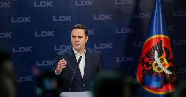 Lumir Abdixhiku dor&euml;zon dor&euml;heqjen nga drejtimi i LDK-s&euml;