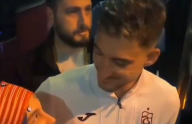 VIDEO/ Tifozja i kërkon Muçit që të ndryshojë mendje,