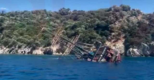 VIDEO/ Momente tmerri n&euml; brigjet e Turqis&euml;, mbytet anija turistike me