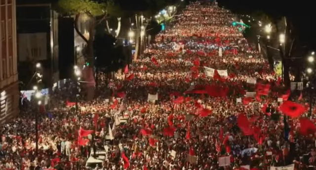 Marshim kilometrik! Pas Kryeministris&euml;, protestuesit rrethojn&euml; edhe