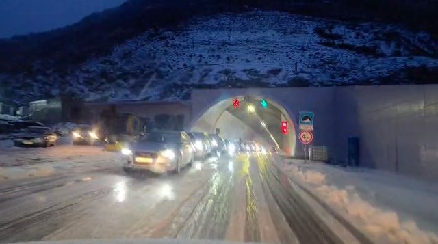 Reshjet e dëborës/ Qindra mjete të bllokuara brenda tunelit