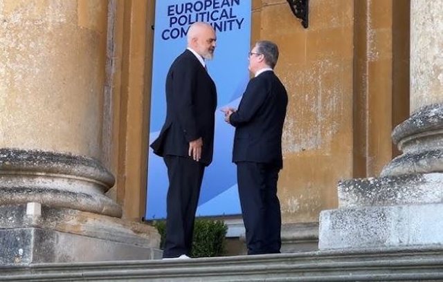 Kryeministri britanik Keir Starmer uron Ramën: Fitore historike, pres me