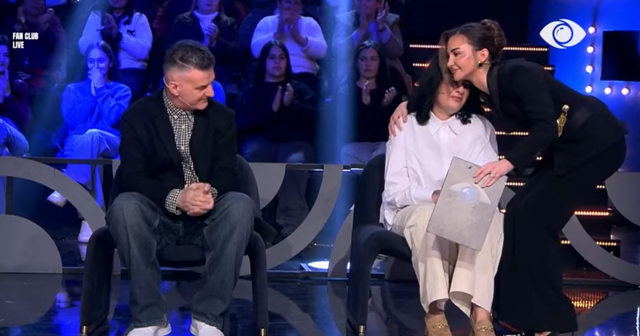 T&euml; gjith&euml; n&euml; lot/ Mamaja e Stenaldos rr&euml;nqeth me