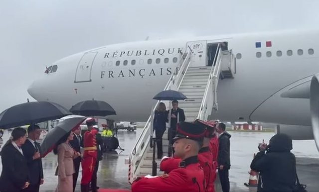 Mbërrin në Rinas presidenti Macron, shoqërohet nga