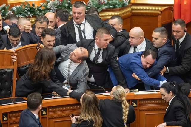 FOTO-LAJM/ Uj&euml;, flakadan&euml; dhe p&euml;rplasje t&euml; dhunshme...