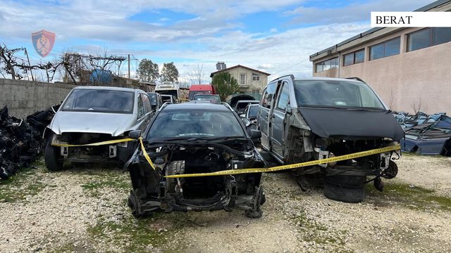 &Ccedil;montonin dhe shisnin pjes&euml; automjetesh t&euml; kontrabanduara nga