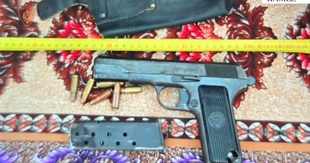 Arm&euml; dhe municion t&euml; fshehur brenda banes&euml;s n&euml; Kam&euml;z,