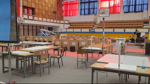 Ndodh edhe kështu/ Në Elbasan komisionerët ngatërrojnë